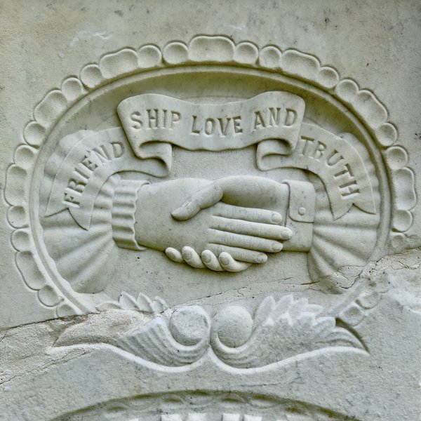 Quelles options de personnalisation sont disponibles pour les plaques funéraires ?