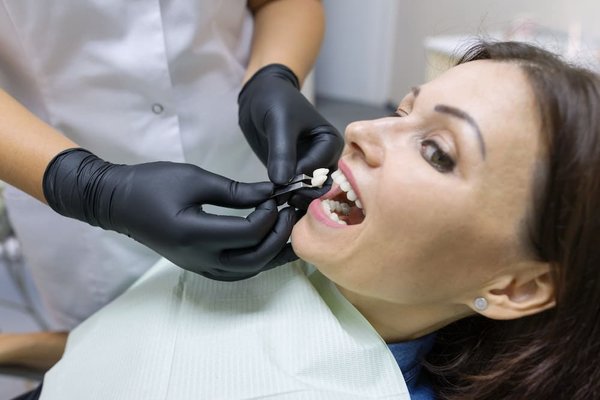 Quel est l'impact de la dentisterie cosmétique dans les centres dentaires ?
