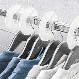 Choisissez les cintres adaptés pour chaque vêtement en boutique